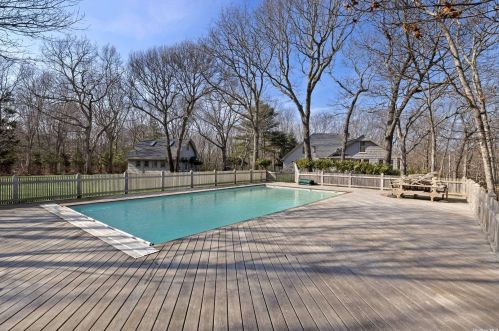 3380 Noyac Rd, Pine Neck, NY 11963-1908