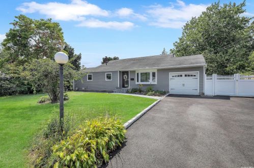 952 Thompson Dr, Bayshore, NY 11706-7533
