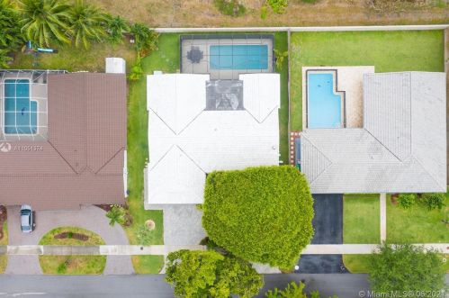 7440 Twin Sabal Dr, Hialeah FL  33014-2529 exterior