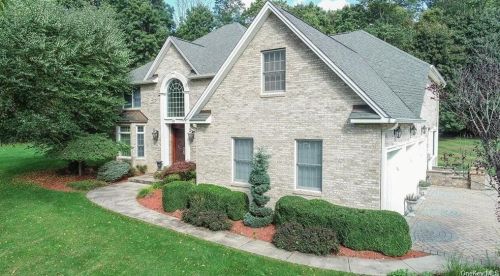 42 Coe Farm Rd, Airmont, NY 10901-2910
