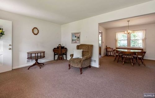 81 Mcnomee St, Oakland NJ  07436-2609 exterior