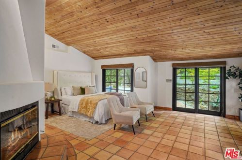 1719 Oak Dr, Topanga CA  90290-4025 exterior