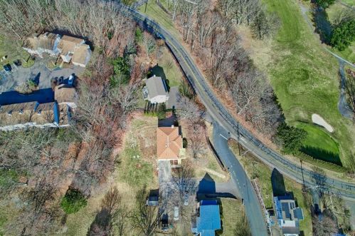 5 Walnut Ave, Huntington CT  06484-2913 exterior