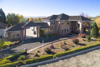 9708 Summitview Ave, Yakima, WA 98908-8700