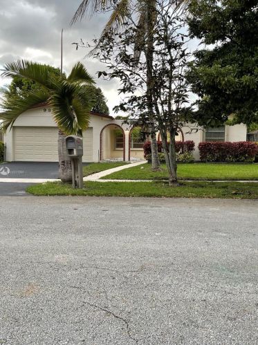 9325 24 Pl, Hollywood FL 33024-3125 exterior