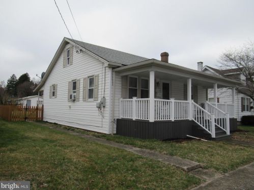 303 Chestnut St, Mount Holly Springs, PA 17065-1213