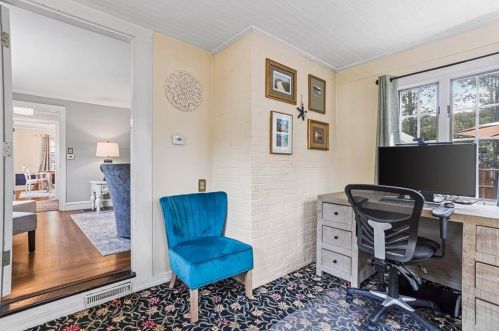 42 Pelham Pkwy, North Providence RI  02911-2915 exterior