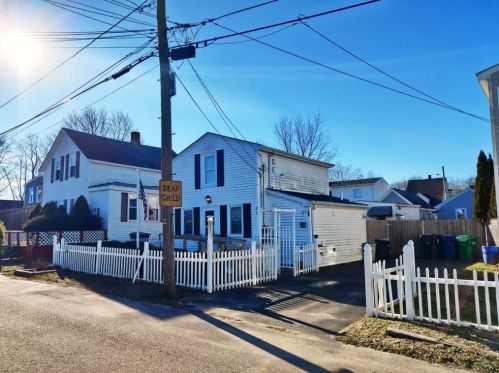 21 Logan St, Warwick, RI 02889-9506