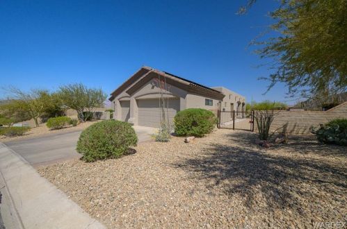 2785 Steamboat Dr, Bullhead City, AZ 86429-1136