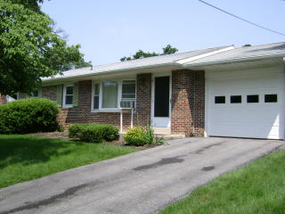 64 Tennyson Dr, Lancaster, PA 17602-3928