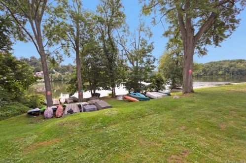 7 Kings Ct, Mohegan Lake, NY 10547-1124