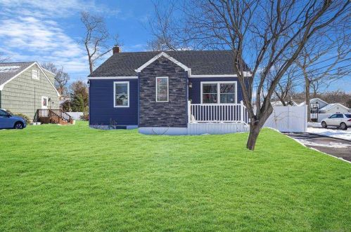123 Roosevelt Ave, Islip Manor, NY 11751-2512