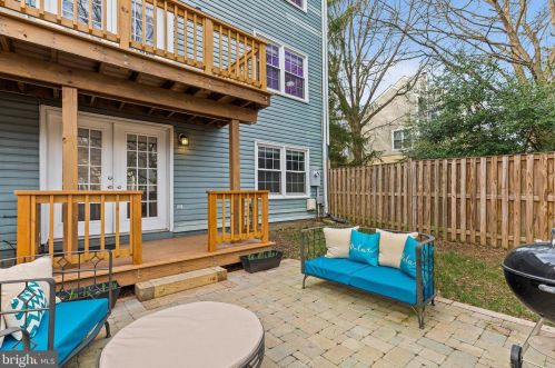 8166 Cliffview Ave, Springfield VA  22153-2622 exterior