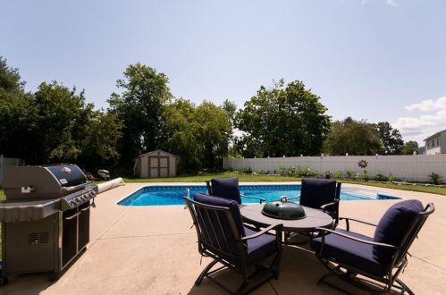 19 Casey Dr, Middletown RI  02842-6224 exterior