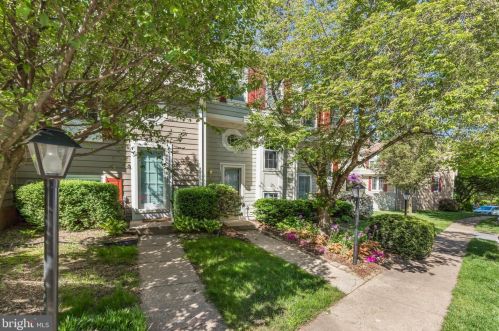 1588 Woodcrest Dr, Herndon, VA 20194-1556
