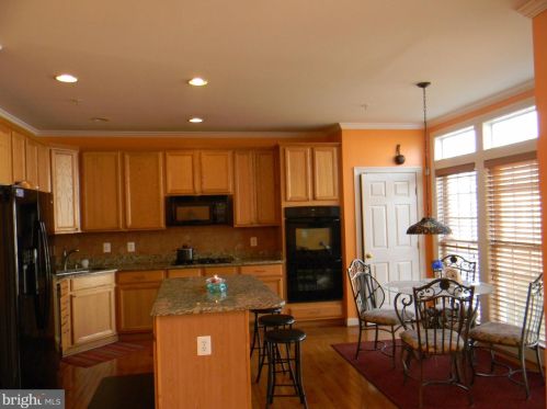 8093 Samuel Wallis St, Lorton VA  22079-2351 exterior