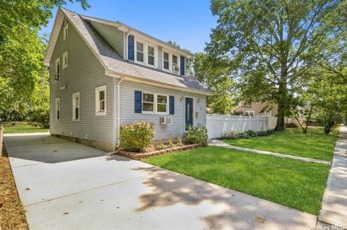 364 Linden Pl, Westbury, NY 11590-2331