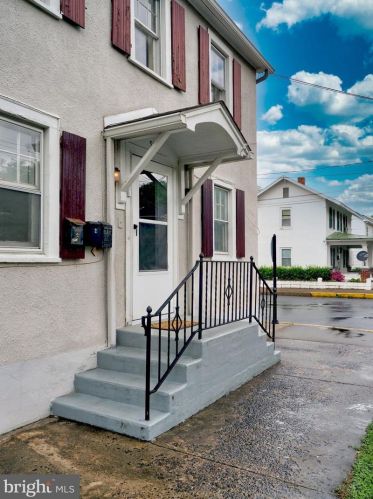 326 Liberty St, Charles Town, WV 25414-1826