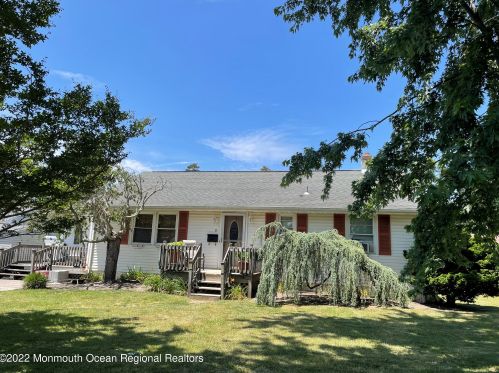 8 Laurelhurst Dr, Bricktown, NJ 08724-3644