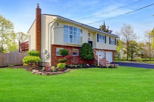 58 Nassau Ave, Babylon, NY 11704-3341