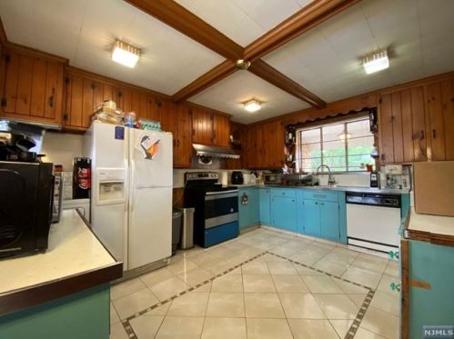 27 Union Ave, Nutley NJ  07110-3325 exterior