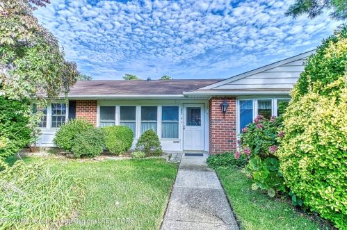 863 Inverness Ct, Lakewood, NJ 08701-8180
