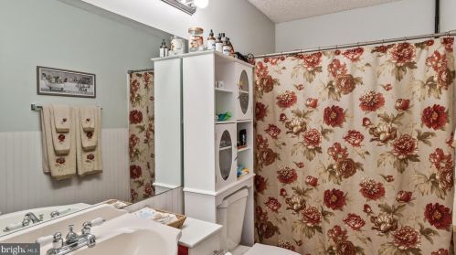 16 Willow Ct, Trenton NJ  08619-4626 exterior