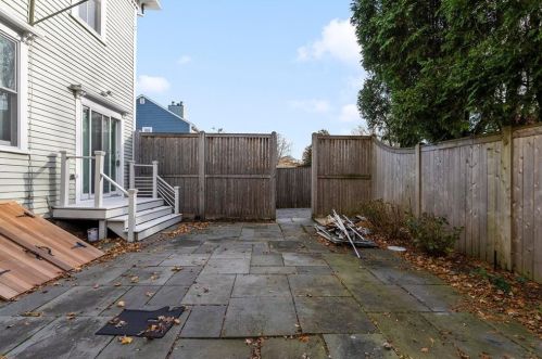 109 Church St, Middletown RI  02840-3143 exterior