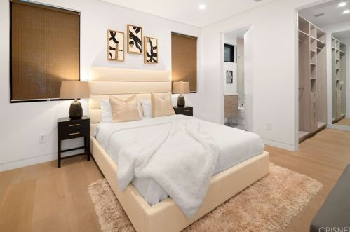 15245 Greenleaf St, Van Nuys CA 91403-4010 exterior