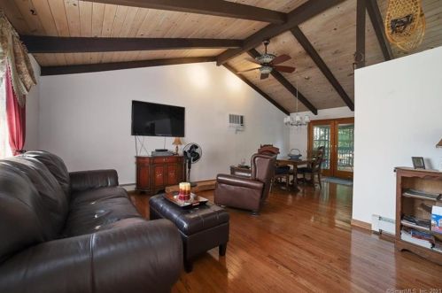 7 White Oak Dr, Southington CT  06489-3835 exterior