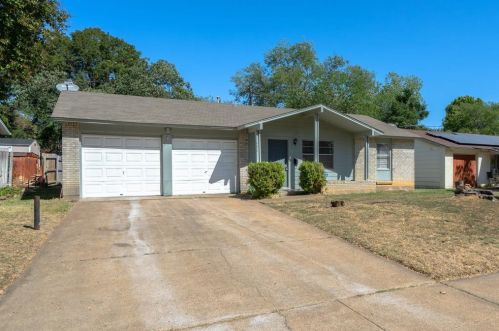 600 Donley Dr, Euless, TX 76039-3232