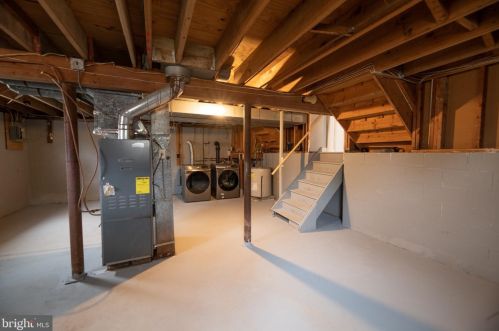 18 Manorhouse Dr, Trenton NJ  08638-1728 exterior