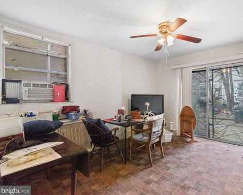 210 Carpenter St, Philadelphia PA 19146-2516 exterior