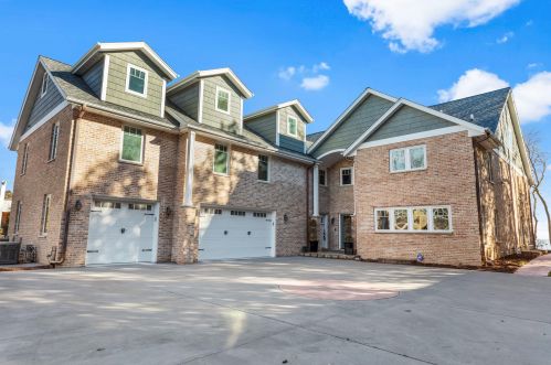 6942 Barnett Ln, Milwaukee, WI 53217-3603