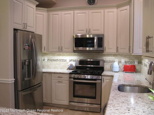 6 Seminole Ct, Jackson Twp NJ  08527-4042 exterior