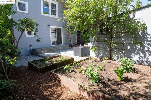 5766 Ayala Ave, Oakland CA 94609-1742 exterior