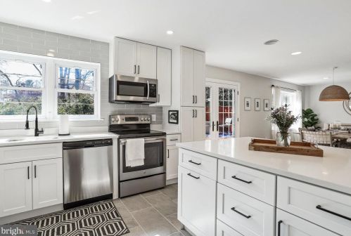 6203 Beachway Dr, Falls Church, VA 22041-1401