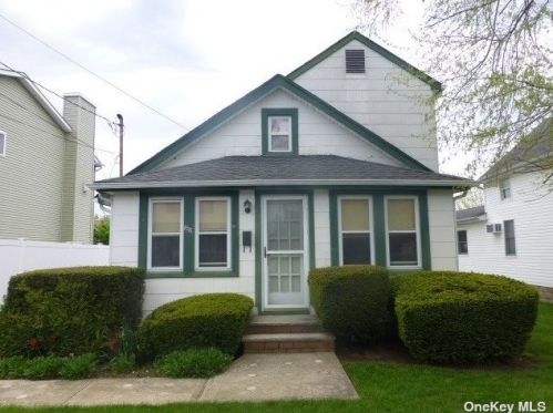 3891 South St, Seaford, NY 11783-3242