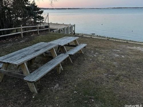 1520 Paradise Shores Rd, Southold NY  11971-4043 exterior