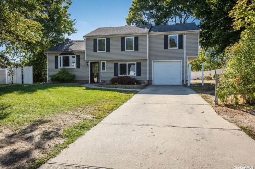 646 Narragansett Ave, Canaan Lake, NY 11772-5134