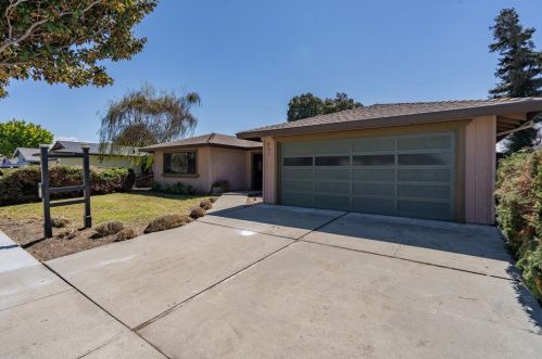 961 Plum Ct, Hollister, CA 95023-4124