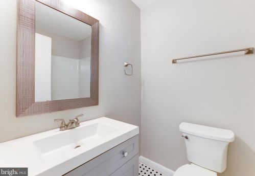 2053 Headlands Cir, Herndon VA  20191-3642 exterior