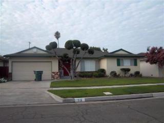 715 Robinwood Ln, Fresno, CA 93704-1950