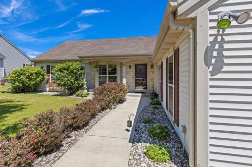 920 Valley Hill Dr, Waukesha, WI 53189-7877