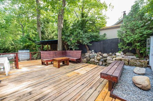11 Mineola Rd, Scotts Beach, NY 11789-1838