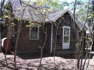 22 Gates St, Greenlawn, NY 11740-1427