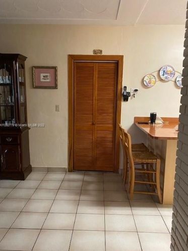 874 70th Pl, Hialeah FL  33014-5220 exterior