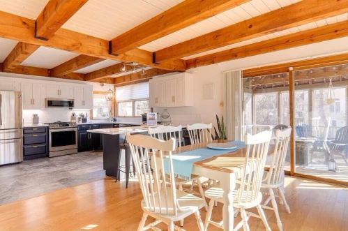 53 Cayuga Ave, Mashpee MA 02649-4935 exterior