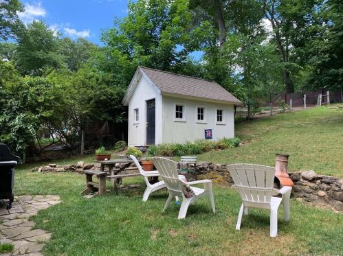 77 Greenwood Dr, Manchester, CT 06042-3437