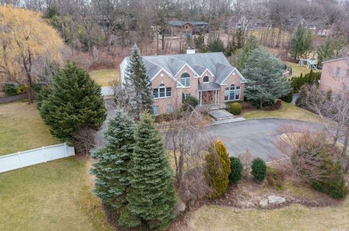 5 Old Bridge Ct, Huntington Station, NY 11747-2332